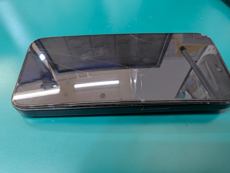 iPhone15Proのバッテリー交換・内部クリーニングならスマホ修理工房富山グリーンモール山室店へ！